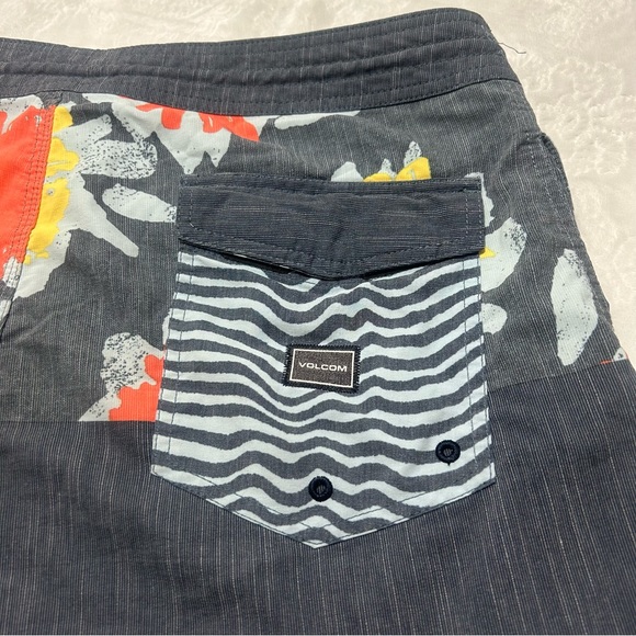 VOLCOM Stoneys Board Shorts Gray Floral Pockets Sz 34 - Picture 8 of 14
